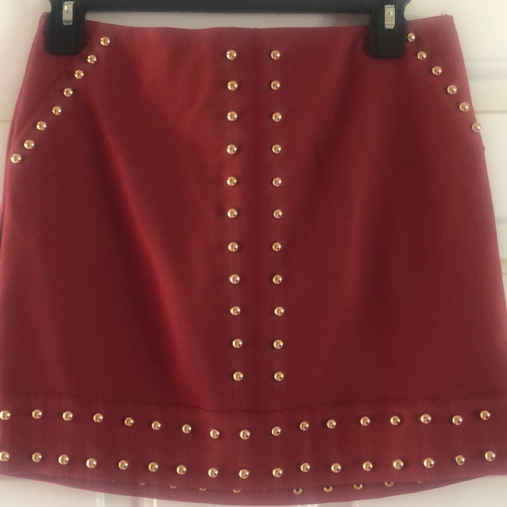 NWT! Rust colored, Gianni Bini Skirt w/ Gold studs on it! Back zipper. Size XS!